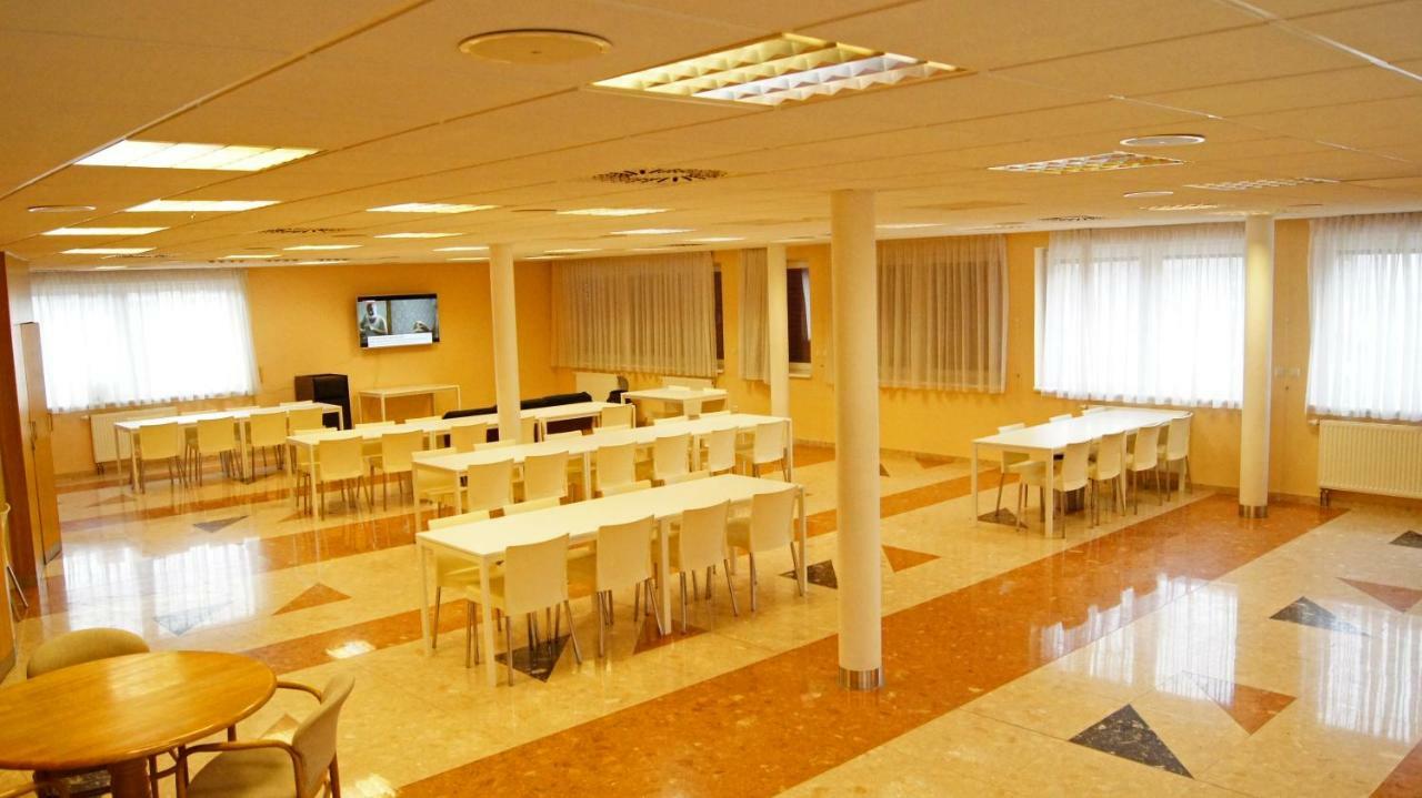 Km House Cerny Most Hostel Prága Kültér fotó