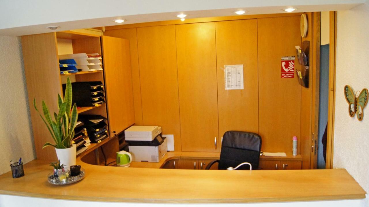 Km House Cerny Most Hostel Prága Kültér fotó