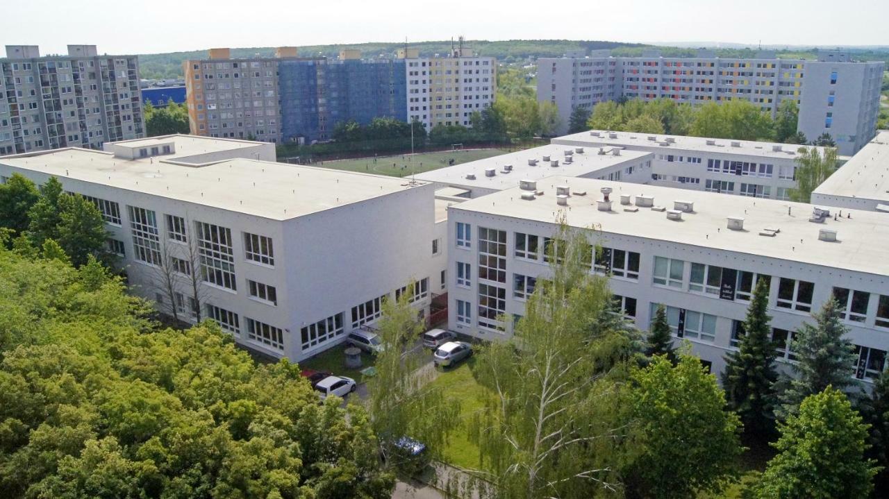 Km House Cerny Most Hostel Prága Kültér fotó