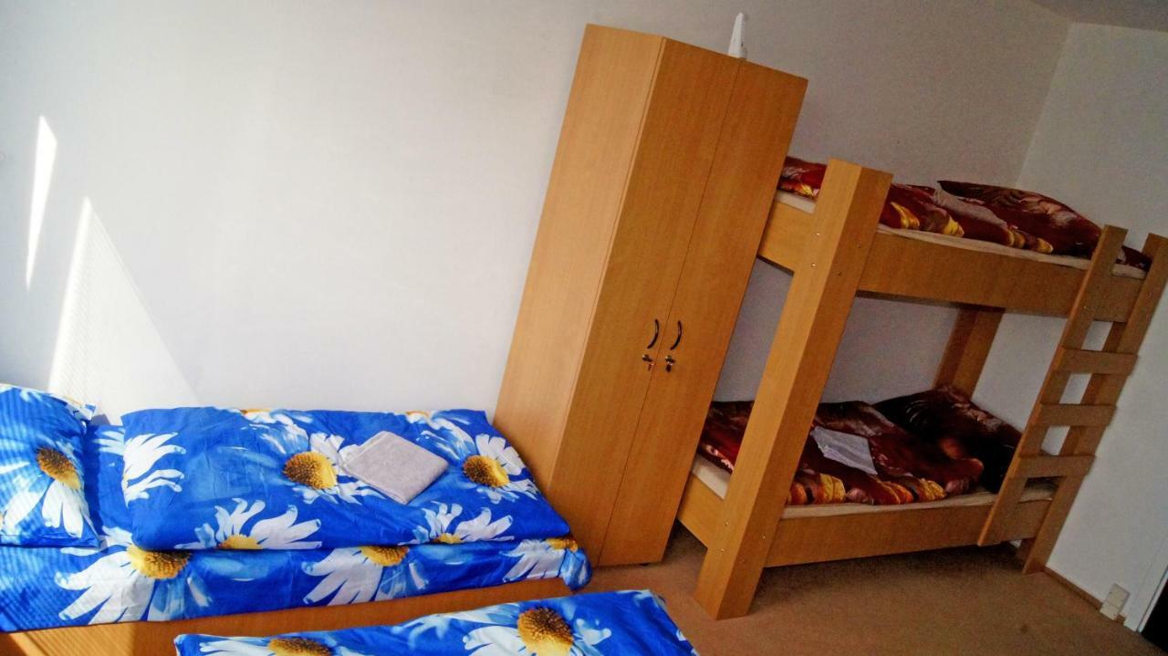 Km House Cerny Most Hostel Prága Kültér fotó