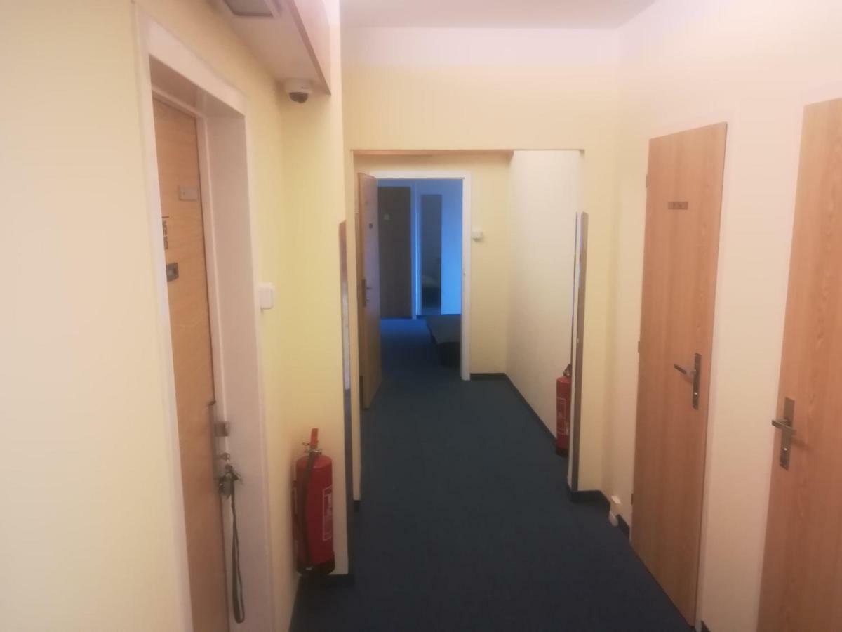 Km House Cerny Most Hostel Prága Kültér fotó