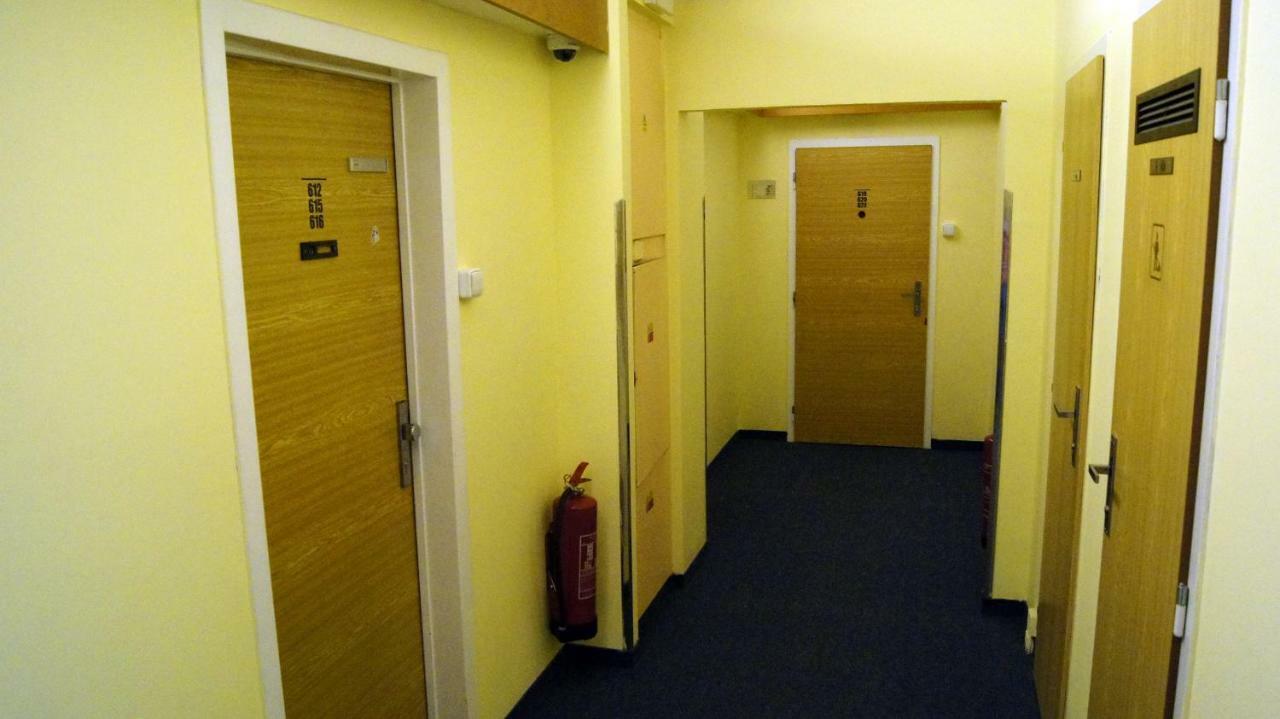 Km House Cerny Most Hostel Prága Kültér fotó